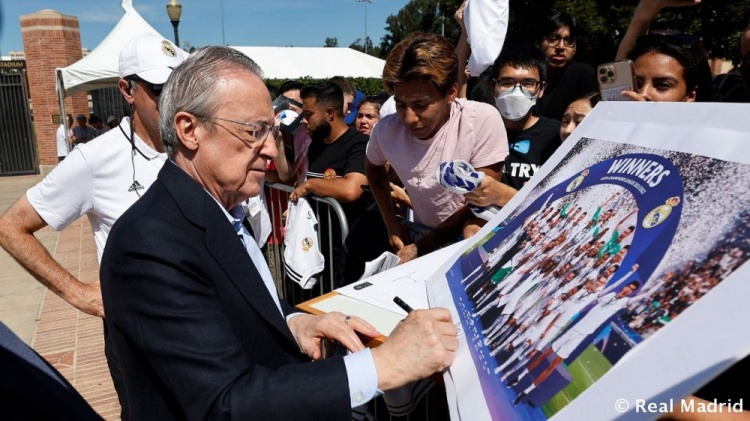 大佬!弗洛伦蒂诺在加州大学洛杉矶分校为皇马球迷签名