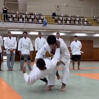 可得小心点!姆巴佩体验柔道时,东京奥运冠军小心翼翼将其摔倒