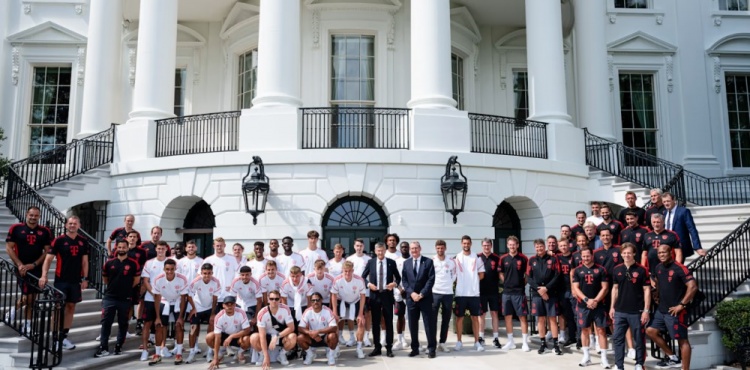集训观光两不误?拜仁全队参观美国白宫