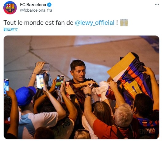 人气爆棚！巴萨晒莱万给球迷签名照片：每个人都是他的粉丝?