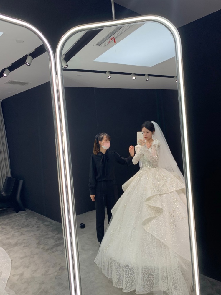 有福啊！Letme妻子晒出所订婚纱照：再去买个好看的古风扇