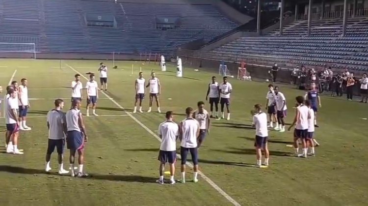 巴黎队员训练时玩追逐游戏，场面一度扑朔迷离?