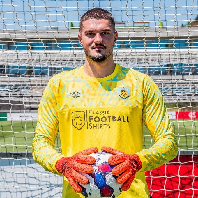 官方：曼城门将阿罗-穆里奇加盟伯恩利，转会费据悉250万镑+附加