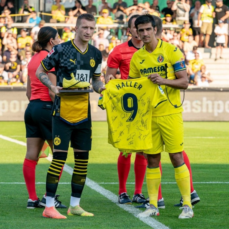 这才是足球!黄潜赠多特全队签名的9号多特球衣,祝福患病的阿莱