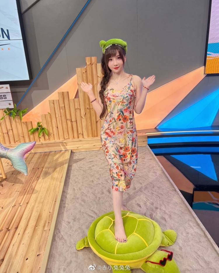 解说赤小兔晒照:终于下班了