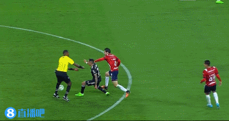 ?主裁这不给自己来张牌?迪马利亚带球突进被裁判阻挡痛苦倒地