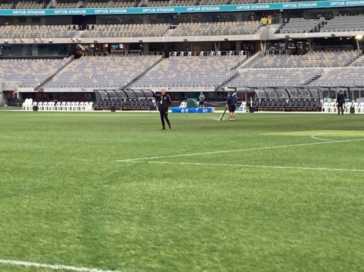 记者:承办曼联季前赛的场地草皮状况不佳,弗莱切进场查看情况