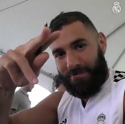 ?️谁的手法最飘逸？皇马众星给摄像机镜头签名?️