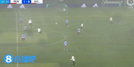 这不皮尔洛？弗雷德长传打穿防线，拉什福德接传中踢呲造乌龙！