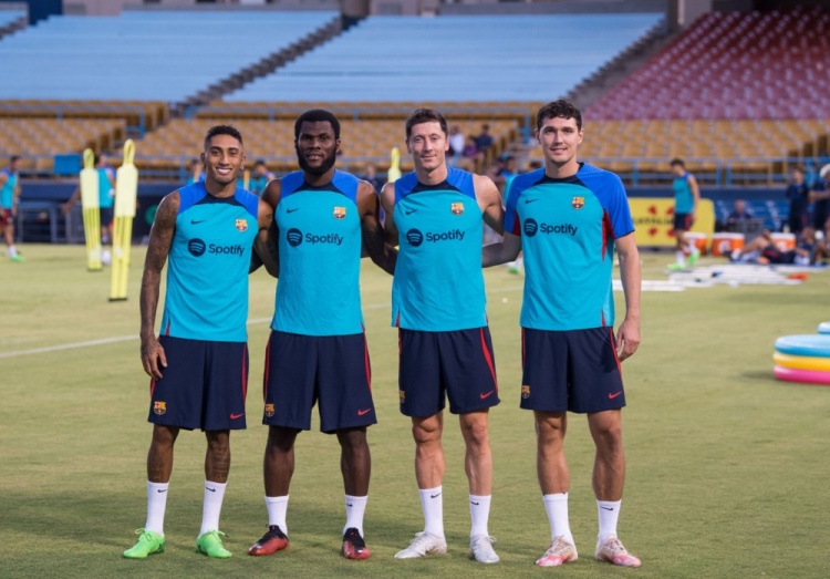 新援F4!莱万、拉菲尼亚、凯西、克里斯滕森,备战皇马合影!