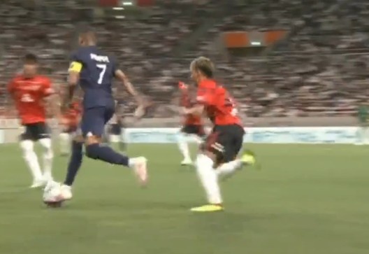 姆队长！维拉蒂替换下场，姆巴佩戴上队长袖标！