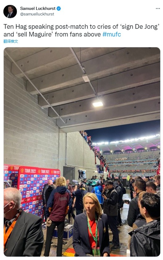滕哈赫赛后采访时遭看台球迷起哄:签德容!卖马奎尔!
