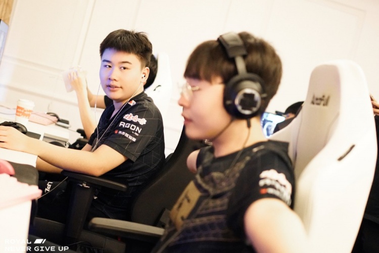 微博热议RNG绝境翻盘EDG：我要是淀粉我吐了 这能被翻啊？