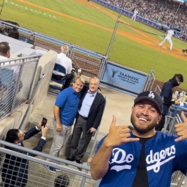 大佬见大佬!弗洛伦蒂诺与伯利现身棒球比赛,友好合影