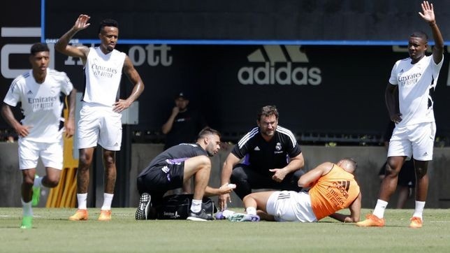 ?啥情况?阿斯:本泽马在训练中遭托比亚斯飞铲,右脚踝不适