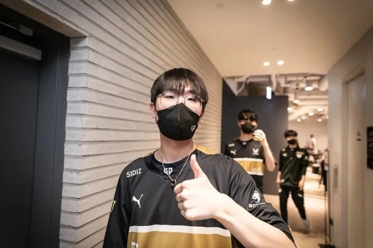 GEN.Ruler：1打3那波当时对手装备还未成型 而我已经三件套了