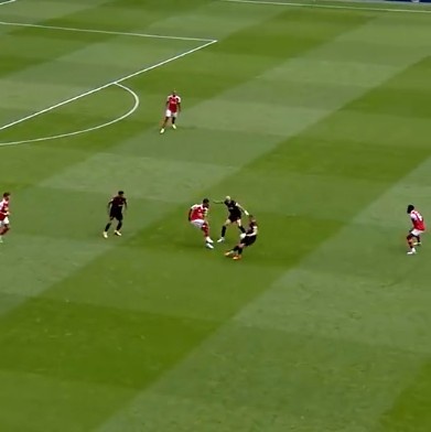 运筹帷幄、闪转腾挪!萨利巴面对三人包夹将球稳稳传出