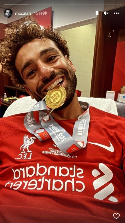 笑容满面!赛后萨拉赫晒自拍咬奖牌