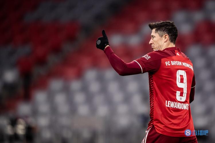 每体:莱万将于当地时间今日上午接受体检,下午迎来巴萨首训