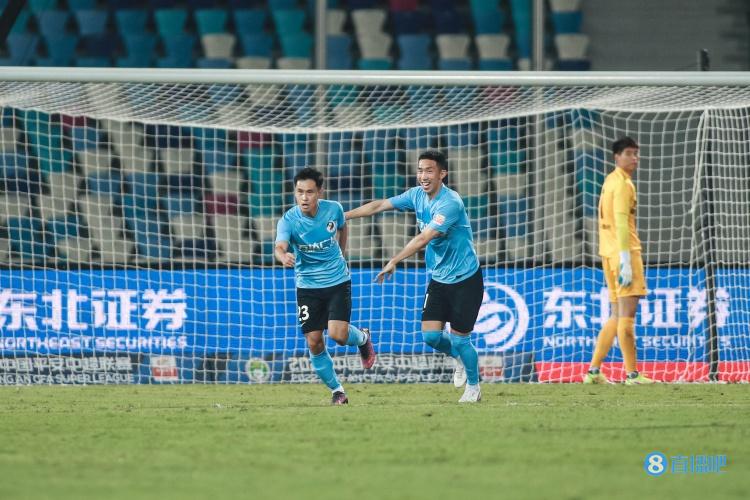 记者：大连人今年的薪水已全部发放，正和万达集团沟通去年的欠薪