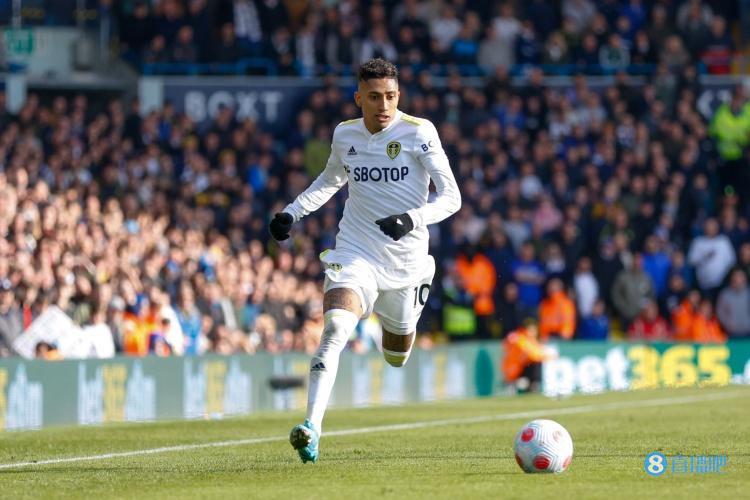 记者:利兹联倾向于将拉菲尼亚出售给切尔西,并对巴萨失去耐心