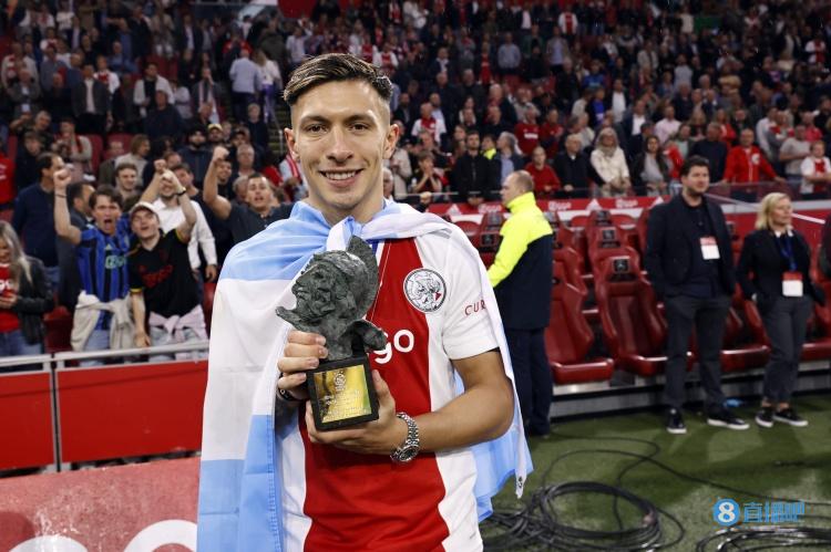 记者:阿贾克斯愿意将L-马丁内斯卖给曼联,但标价最低5500万欧