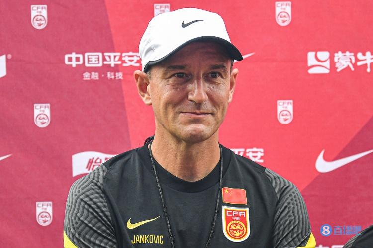 北青：扬科维奇反复给国足选拔队球员解压 训练直播仅3万人观看