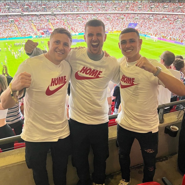 芒特晒与福登观赛合照：恭喜英格兰女足，你们配得上这个冠军！