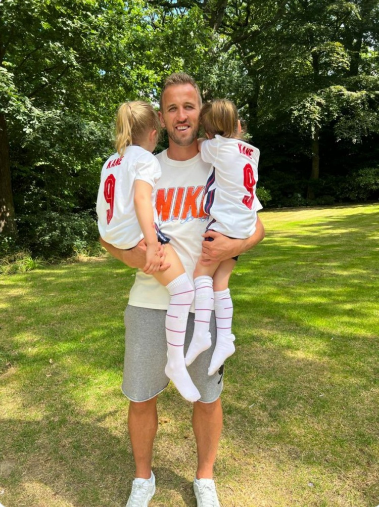 凯恩晒与女儿合照：英格兰女足问鼎欧洲杯将激励一代人