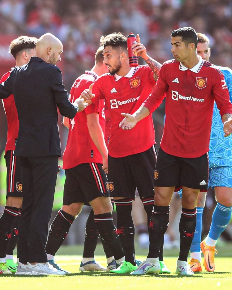 说啥呢?昨日比赛间隙,C罗和滕哈赫场边进行交流