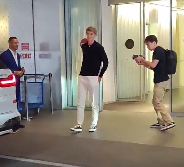 你可算来了!德凯特莱尔抵达米兰,受到米兰球迷热烈欢迎