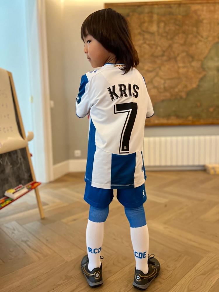 武磊晒儿子身披西班牙人7号战袍：对足球的喜爱是潜移默化的