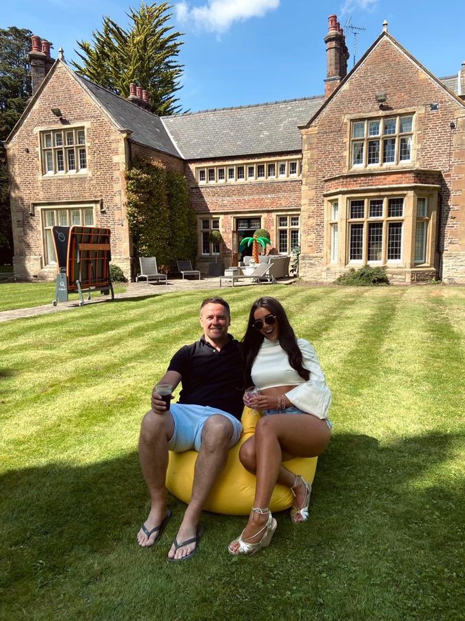 女儿从真人秀节目归来,欧文社媒晒合照:欢迎回家