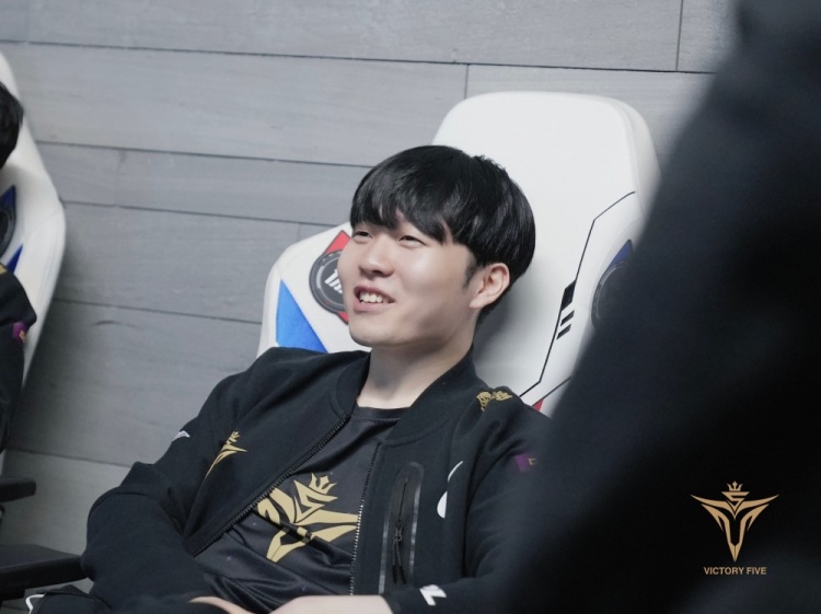 V5赛后返图：Rookie喜笑颜开，XLB在看Photic手机