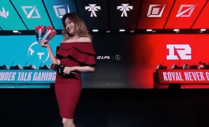 尬子姐又玩驼的！今日“歆”Pose：性感“荷官”在线发牌！