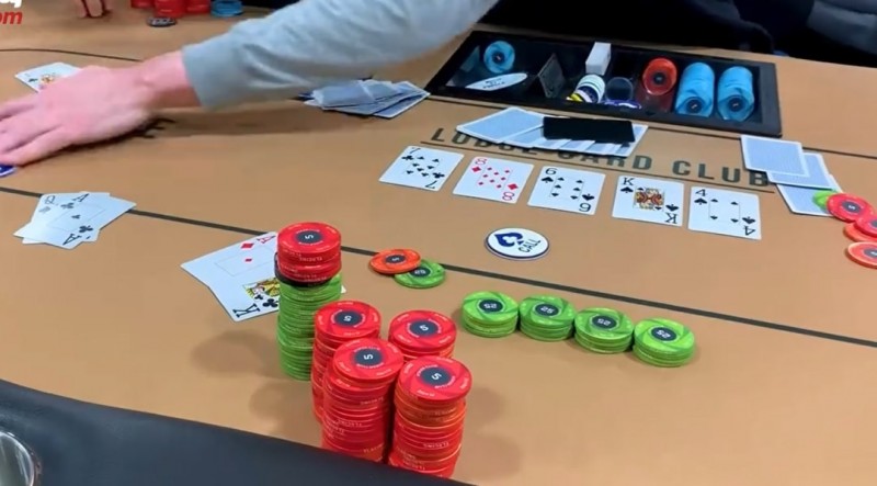 【EV扑克】职牌玩现场扑克7小时超跌宕,上来先被虐掉几百刀,随后靠AK和AA各种回血,爽翻!