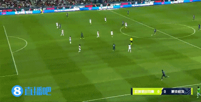 梅西挑球过人灵巧转身,可惜随后右脚射门打高