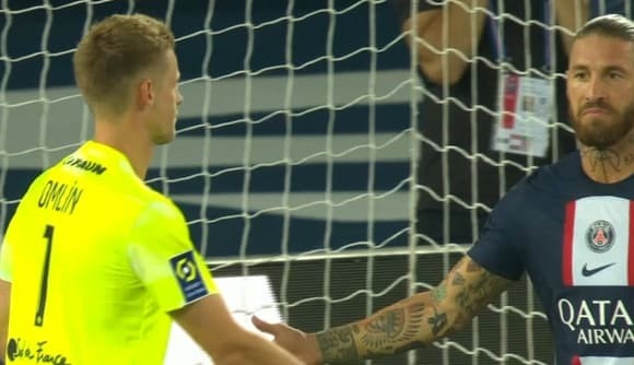 对方门将接连扑出姆巴佩点球和梅西任意,拉莫斯与其击掌表示肯定