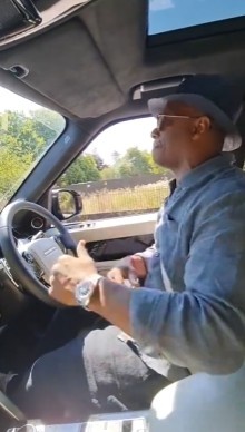 ?今早醒来就一直这样?️枪手名宿赖特车内尽情摇滚庆祝胜利