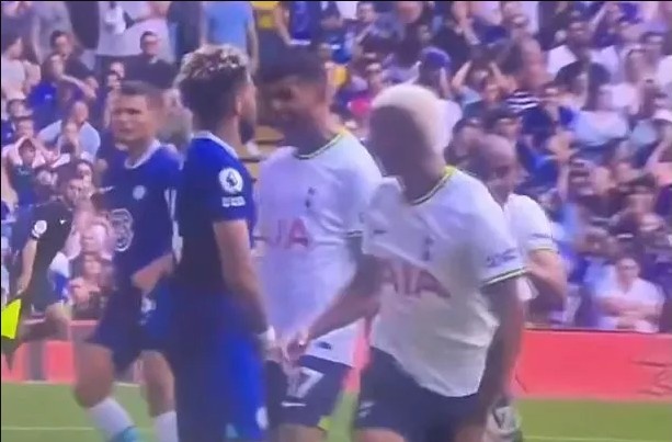 贴脸输出！?️热刺绝平后，罗梅罗怼脸里斯-詹姆斯怒吼庆祝