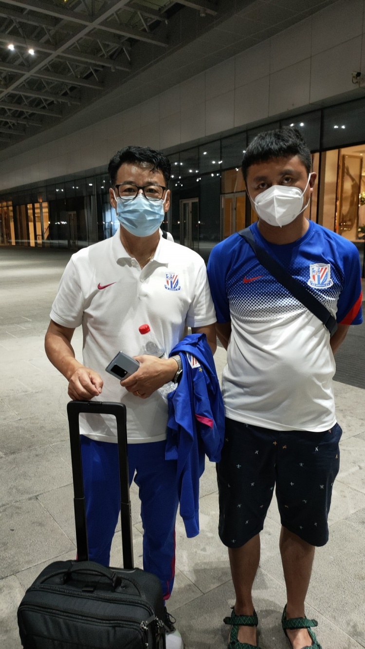 东体:一云南球迷将申花视为主队 守候在大连酒店迎接申花众将士