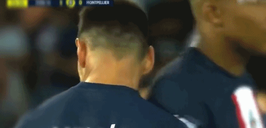 ?球迷制作的梅西反应特写:姆巴佩无意撞到梅西,后者愣住