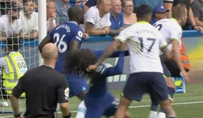 记者嘲讽英超犯规恶劣程度:吐口水>咬人>肘击>>>>>扯头发