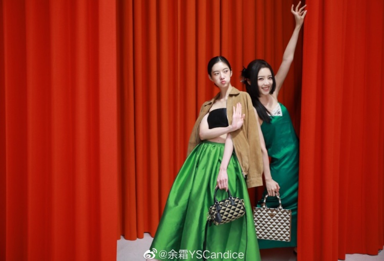 主持余霜晒照：《小鸟依人》