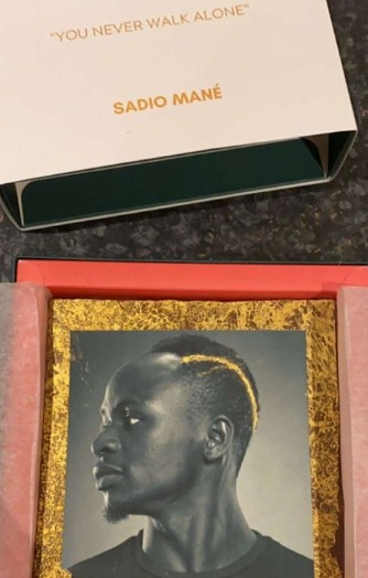 记者:利物浦150名职工收到马内手写感谢卡片和巧克力