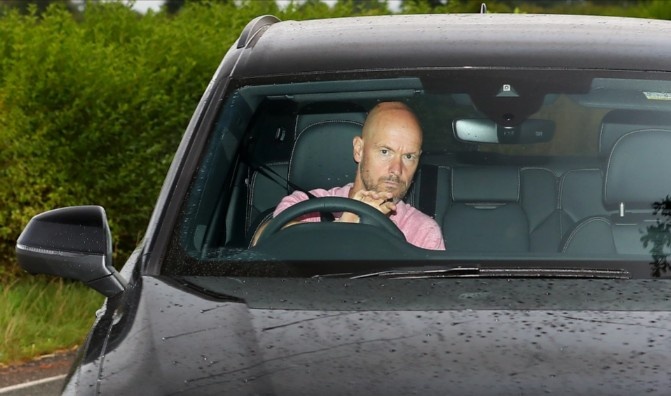 曼联众将抵达卡灵顿照:滕哈赫、C罗面无表情,埃里克森竖大拇指