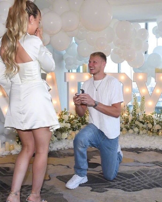 ?狗粮洒一地!阿森纳门将拉姆斯代尔向女友乔治娜求婚成功!