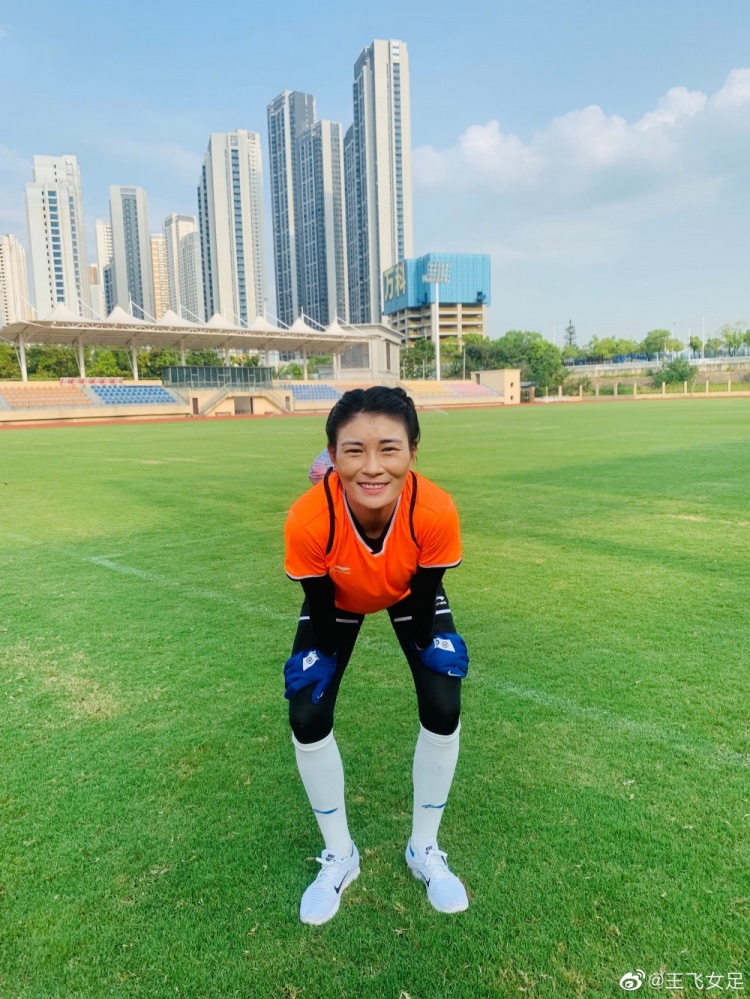 武汉车谷江大女足门将王飞晒照:早晨训练结束,汗水是最好哒礼物