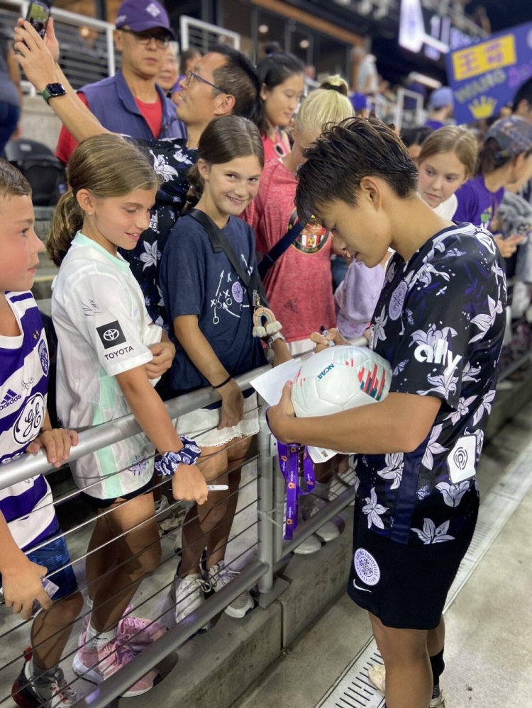 明星范儿!王霜赛后耐心为场边球迷签名