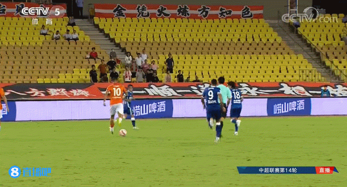 球迷悬挂马宁黑白遗照,解说员:这么做过分了,这些人是流氓